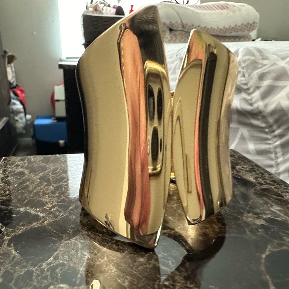 Wide cuff bracelet. Beautifully textured golden. - Picture 3 of 6